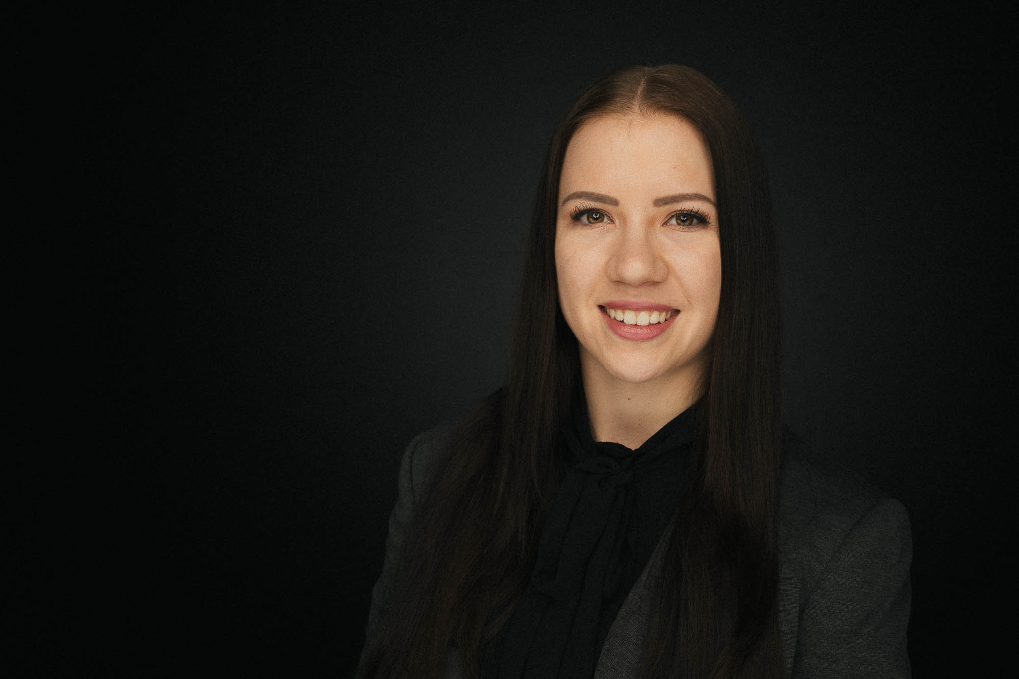 Export x3 Headshot  06274 Dez 01 2019 Headshots 2019  Miro Nicole Nadine